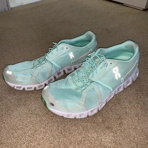On Cloud Women’s Shoes size 8